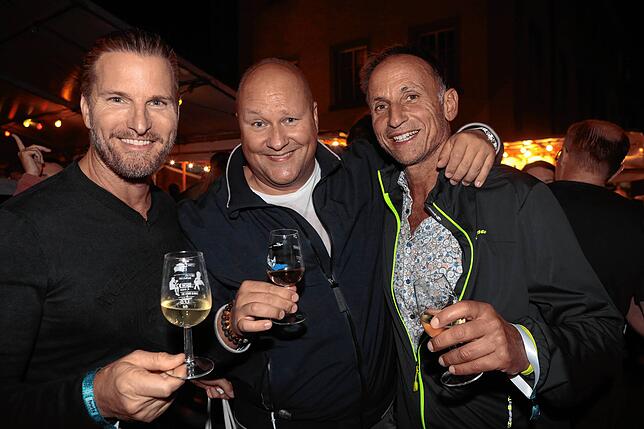 Bild 34: Konstanzer Weinfest 2025: Der Stephansplatz ist voll und die Stimmung prima