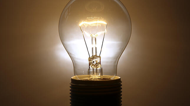 Trotz Helligkeit ein Stromfresser: Eine Halogen-Glühlampe in Betrieb.