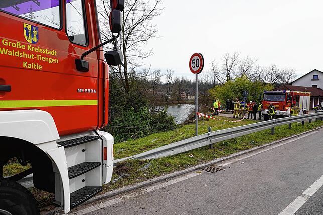 Der Lastwagen walzte eine Leitplanke nieder, bevor er ein kurzes Wiesenstück durchquerte und dann die Böschung zum Rhein hinunterstürzte.