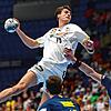 Julian Köster vom VfL Gummersbach war bei der Handball-EM im vergangenen Jahr (hier im Spiel gegen Schweden) der Shootingstar im ...