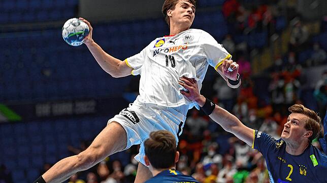 Julian Köster vom VfL Gummersbach war bei der Handball-EM im vergangenen Jahr (hier im Spiel gegen Schweden) der Shootingstar im ...