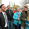 Ein strahlender Sieger: Christoph Stolz (links) bei der Verkündung des Wahlergebnisses vor dem Zollhaus in Ludwigshafen. Er wird am 1. ...