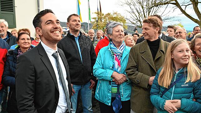 Ein strahlender Sieger: Christoph Stolz (links) bei der Verkündung des Wahlergebnisses vor dem Zollhaus in Ludwigshafen. Er wird am 1. ...