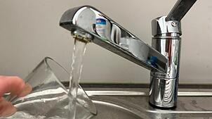 (Symbolbild) Das Wahlwieser Trinkwasser könnte aktuell nach Chlor riechen.