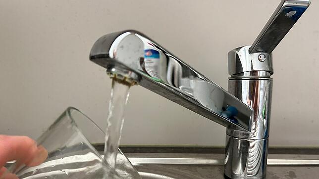 In einigen Bereichen der Stadt kommt das Wasser mit weniger Druck aus dem Hahn. Das hat mit einem Rohrbruch in der Güterstraße zu tun.