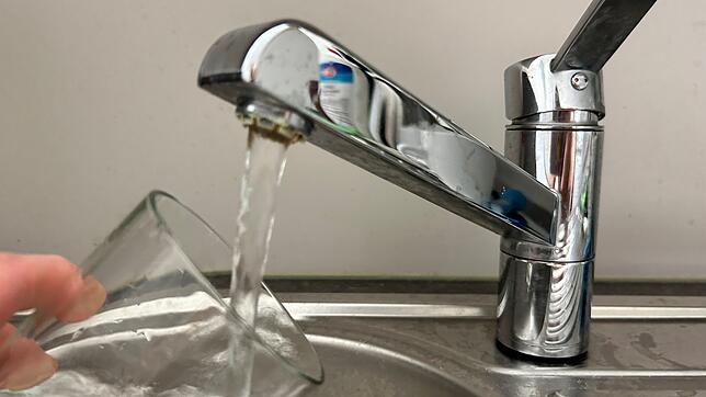 (Symbolbild) Das Wahlwieser Trinkwasser könnte aktuell nach Chlor riechen.