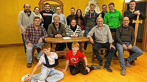 Sie bringen das historische Theaterstück des Ritter Kuno von Hardegg auf die Bühne in Mundelfingen.  Das Bild zeigt das Ensemble bei der ...