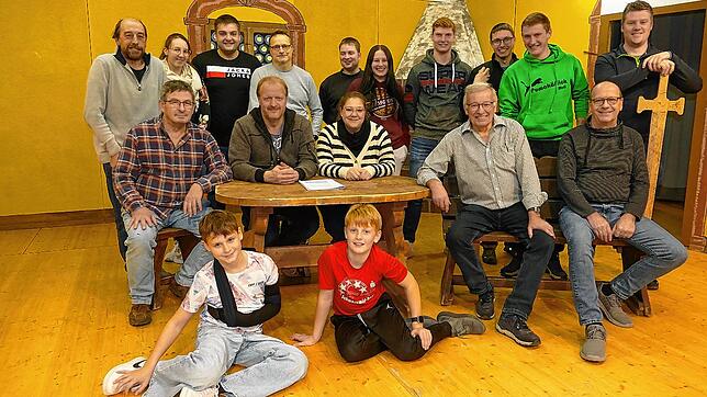 Sie bringen das historische Theaterstück des Ritter Kuno von Hardegg auf die Bühne in Mundelfingen.  Das Bild zeigt das Ensemble bei der ...