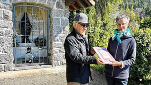 Otto Gassmann übergibt Andrea Hausin seine gesammelten Akten über die Geschichte der Marienkapelle. Foto: Richard Kaiser