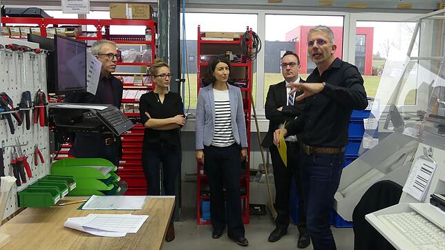 Manfred Jungbeck, Prokuristin Milena Bialas, Oberbürgermeisterin Dorothee Eisenlohr und Bürgermeister Peter Schumacher lassen sich von ...