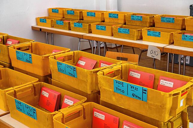 Schon lange vor der Wahl stand alles bereit für viele Wahlbriefe: Hier sortieren die Wahlhelfer den Rücklauf der Oberbürgermeisterwahl ein.