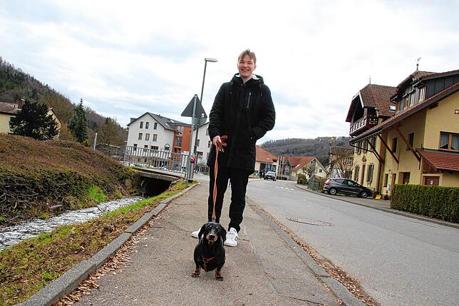 Hundehalter Christian Wend aus Stühlingen ist mit seinem siebenjährigen Dackelrüden Jerry täglich bis zu viermal unterwegs. Er ...