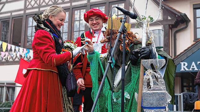 Prinzenhochzeit am Schmotzigen Dunstig: Althexe Anneliese als Neptun schenkt dem Brautpaar Ringe.