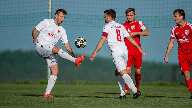 Sein Tor reicht nicht: Nils Mayer (links, auf dem Archivfoto) glich für den TuS Binzen beim FC Emmendingen zum 1:1 aus. Am Ende ging ...