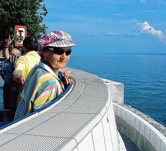 Eine Teilnehmerin der Baustellenbesichtigung im Juni 2003 steht im Außenbecken am Beckenrand und blickt auf den Bodensee. Heute halten ...