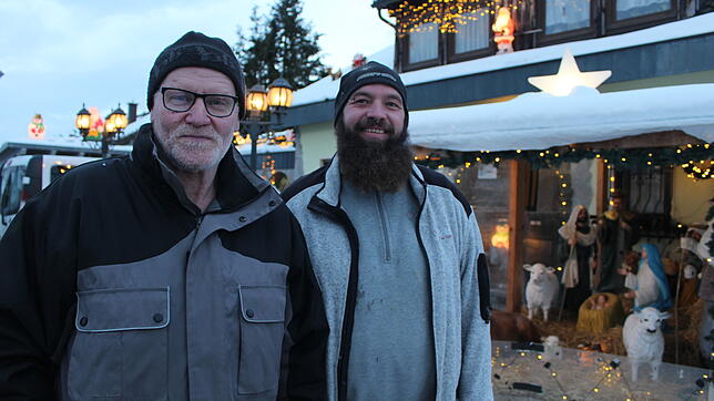 Walter Köhler (von links) und sein Sohn Manuel sind in der Weihnachtszeit immer rund drei Tage beschäftigt, bis das Haus vollends ...