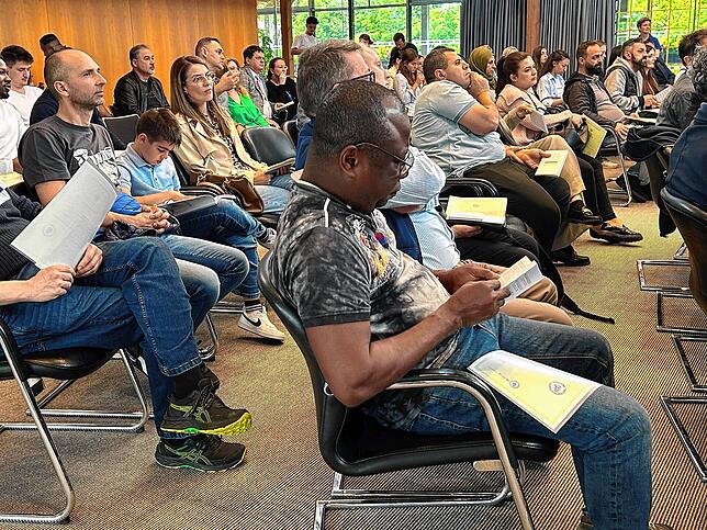 Interessiert wird im Grundgesetz gelesen: Die deutsche Staatsangehörigkeit ist für alle Teilnehmer an dem feierlichen Verwaltungsakt ...