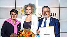 Stiftungsvorstände Sonja Faber-Schrecklein (links) und Roland Wehrle ehren Musicalstar Sabrina Weckerlin mit dem Medienpreis 2024 der ...