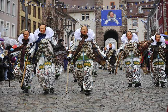 Fasnet-Montag-Nachmittag: Maschgerelauf der Narrozunft in Villingen.