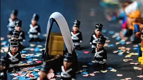 Einen Fasnachtsumzug mit Spielfiguren bietet die Narro-Zunft Waldshut im Internet.