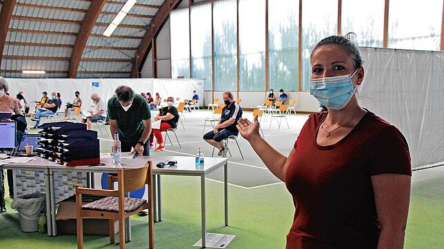 Bianca Wagner vom Kreisimpfzentrum freut sich, dass bereits in den ersten 30 Minuten knapp 30 Menschen ohne Termin ins Impfzentrum kommen.