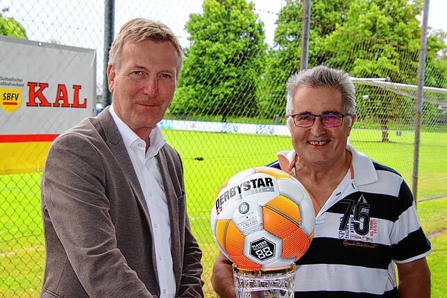 Die Gastgeber aus Singens Stadtteil: Thomas Stenkamp (links) ist Vorsitzender des SV Hausen a.d.A., Robert Joos Präsident.