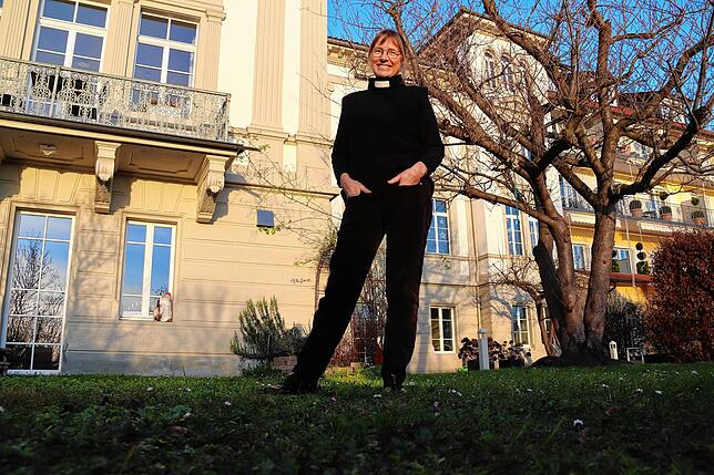 Regine Klusmann im Garten des Pfarrhauses.