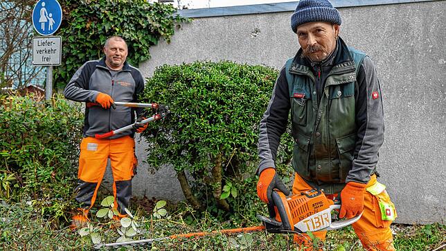 Derzeit mit dem Schneiden von Gehölzen beschäftigt: Die beiden Mitarbeiter Djuka Dorotic (links) und Richard Tricoci von den Technischen ...