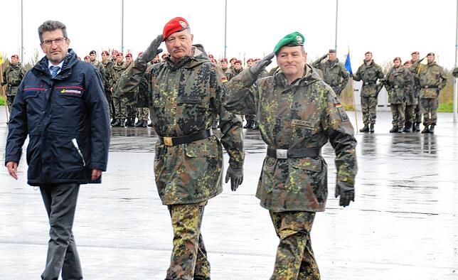 Bürgermeister Ralf Gerster, Generalmajor Michael Hochwart und Oberst Albrecht Katz-Kupke (von links).