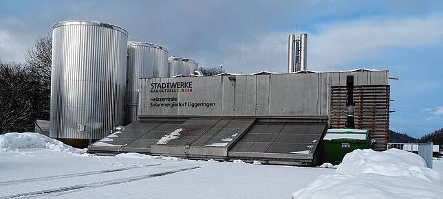 (Archivbild) Die Heizzentrale des Solarenergiedorfes Liggeringen.