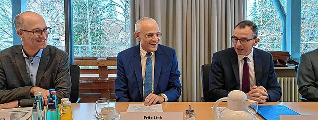 Christian Weidmann von der Hochschule Furtwangen, Fritz Link als Vorsitzender des Gesundheitsnetzwerks und Landrat Sven Hinterseh als ...