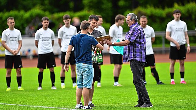 Abschied: Timo Metzger wurde vor dem Anpfiff der Partie gegen die SF Schliengen gebührend bei der SG FC Wehr/Brennet verabschiedet.