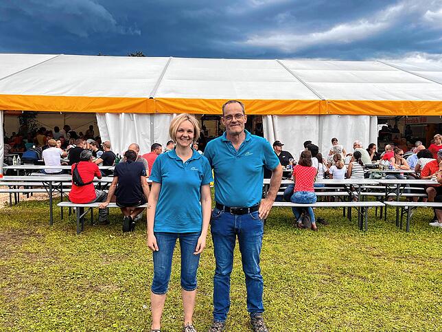 Leonie Kaiser (Vorstand extern) und Klaus Sutter (Vorstand intern) lassen sich von den Gewitterwolken nicht einschüchtern.