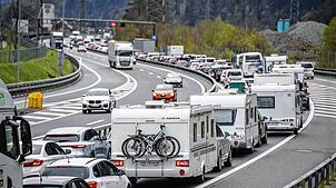 Der Reiseverkehr staut sich vor dem Gotthard Tunnel in Richtung Süden zwischen Amsteg und Erstfeld bis auf 12 Kilometer Länge zu Beginn ...