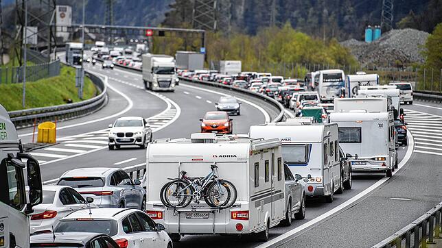 Der Reiseverkehr staut sich vor dem Gotthard Tunnel in Richtung Süden zwischen Amsteg und Erstfeld bis auf 12 Kilometer Länge zu Beginn ...