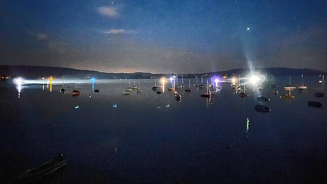 Auf dem Gnadensee zwischen Reichenau und Allensbach suchten Polizei und Rettungskräfte in der Nacht zum 8. August nach einer Frau.