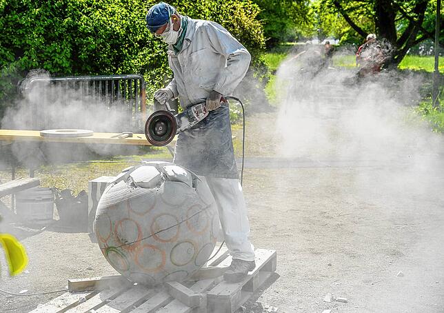 Freiluftarbeit im Mettnaupark: Beim Bildhauersymposium können Besucher Künstlern bei der Arbeit zusehen (hier Cornel Hutter im Jahr 2020).