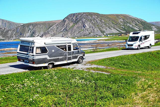 Unser via Airbnb erstandenes Wohnmobil (das graue links) hat schon über 30 Jahre auf dem Buckel – wir waren froh, dass es uns ...
