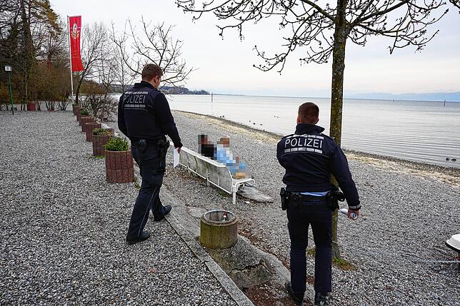 Entspannt auf einer Bank am Seeufer sitzen ist derzeit leider nicht erlaubt. Die Polizisten wiesen auch dieses ältere Paar freundlich ...