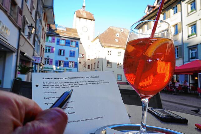Das Contact-Tracing ist auch in Bars oder Restaurants immer präsent: Besucher müssen jeweils ihre Kontaktdaten angeben.