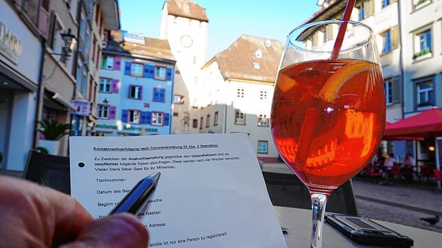 Das Contact-Tracing ist auch in Bars oder Restaurants immer präsent: Besucher müssen jeweils ihre Kontaktdaten angeben.