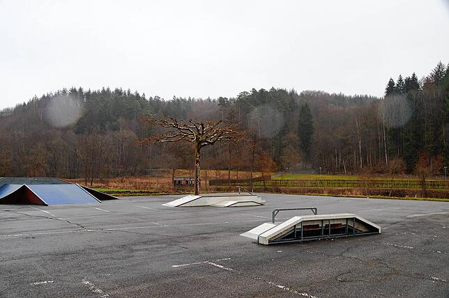 Nur eine von vielen Teilflächen, für die es Ideen gibt: Als Teil des neuen Stockacher Aachparks soll hier, wo sich aktuell die ...