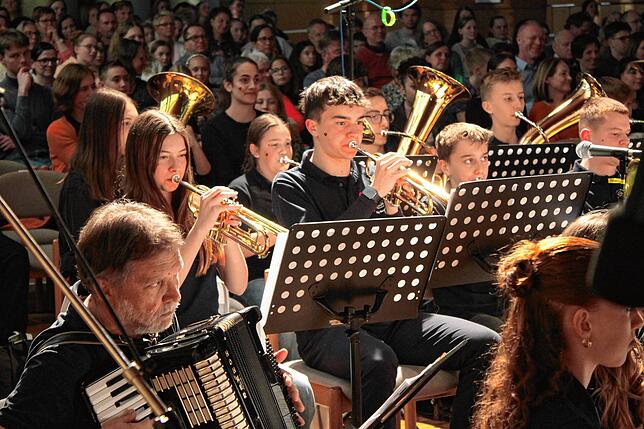 Die Big Band bereichert die Aufführung mit ihren Stücken.