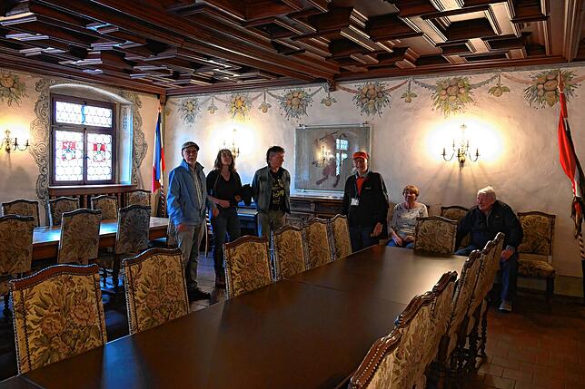 In der historischen Herrenstube im Gasthaus Zum wilden Mann endete die Jubiläumsstadtführung mit Uli Stather (Bildmitte).