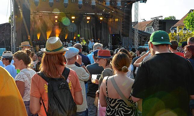 Bild 1: Gute Stimmung beim dritten Konzertabend des Markdorf Open-Air 2025