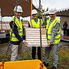Projektdirektor Joachim Baeckert, Ivo Lansbergen, Nunzio Lo Chiatto und Werksleiter Dirk Dupper mit der Grundsteinplatte bevor diese ...