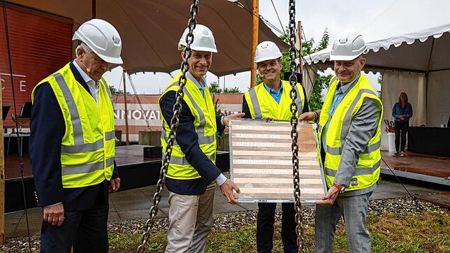 Projektdirektor Joachim Baeckert, Ivo Lansbergen, Nunzio Lo Chiatto und Werksleiter Dirk Dupper mit der Grundsteinplatte bevor diese ...