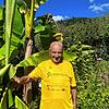 Walter Thoma vier Tage vor seinem 90. Geburtstag im Garten vor seiner Bananenstaude.