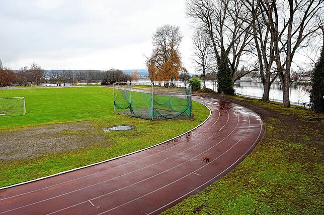 (Archivfoto) So sah es am Schänzlesportplatz im Jahr 2024 aus, noch vor der Sanierung. Nach Regenschauern standen Tartanbahn und Rasen ...