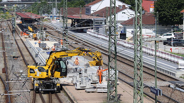 Aktuell laufen die Arbeiten am Bahnsteig 2, die bis Ende November abgeschlossen sein sollen. Die anderen beiden Bahnsteige sind bereits ...